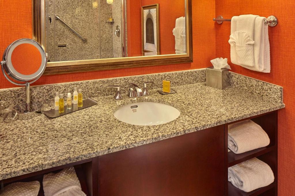 DoubleTree by Hilton Little Rock - Habitación Con Cama Extragrande - No Fumadores