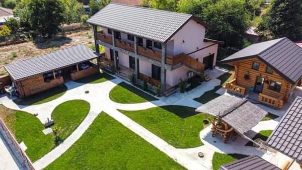 una vista aérea de una casa con un gran patio en CASUTELE VADULUI en Vadu