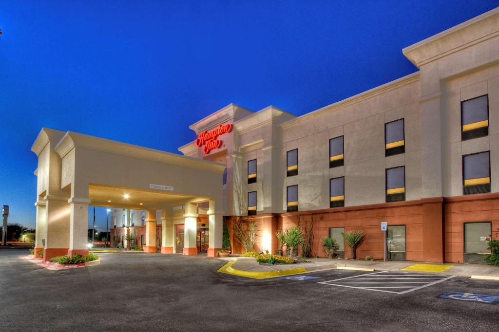 un hotel exterior por la noche con un estacionamiento en Hampton Inn Midland en Midland