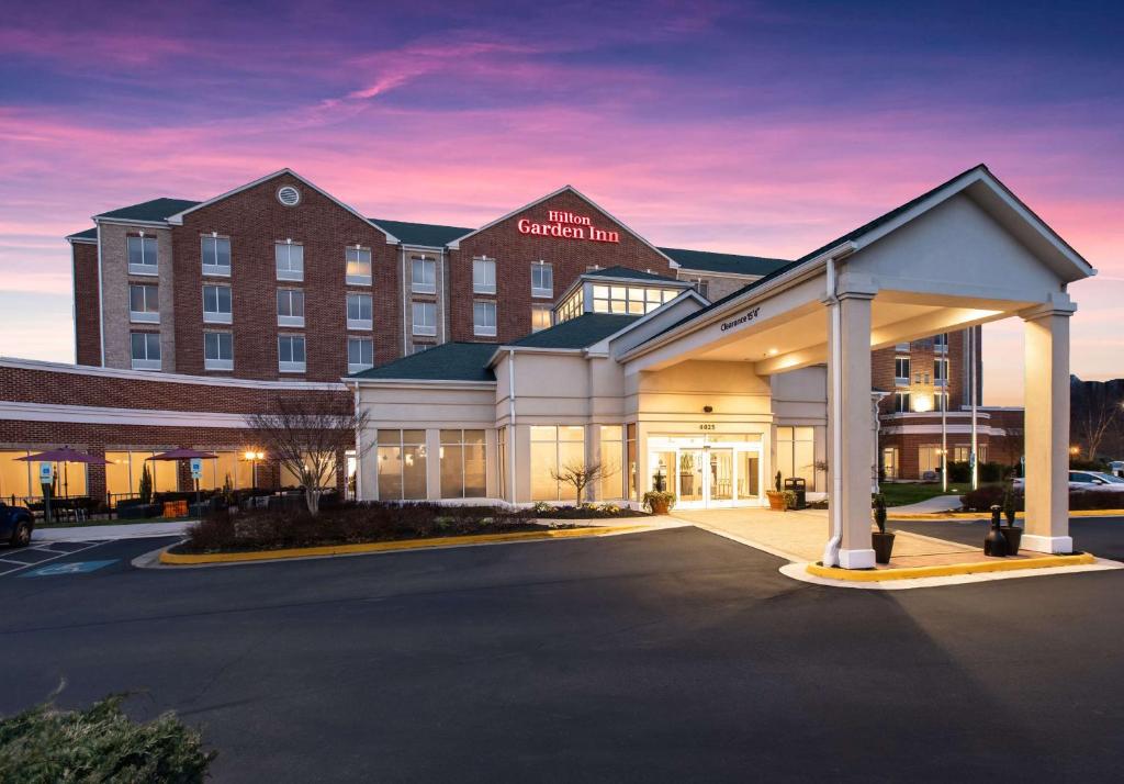 un hotel con aparcamiento frente a un edificio en Hilton Garden Inn Lynchburg, en Lynchburg