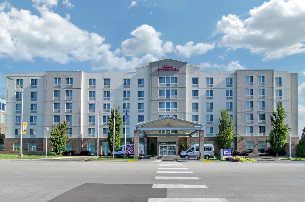 duży biały hotel z parkingiem przed nim w obiekcie Hilton Garden Inn Kansas City/Kansas w mieście Kansas City