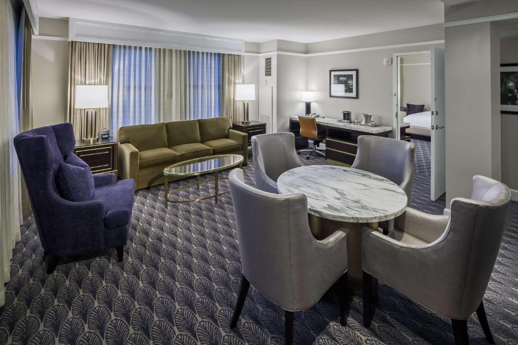 Hilton President Kansas City - Suite King De Una Habitación Con Sofá Cama