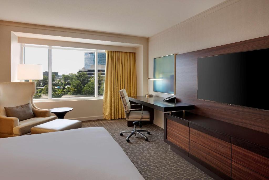 Hilton McLean Tysons Corner - 王 な る 礼拝 を し なさ い .