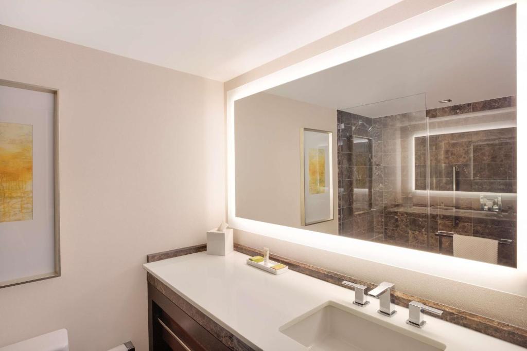 Hilton McLean Tysons Corner - クロンナテ び と アビベノン は , 二 つ の 罪 の ため に ベノン を 撃 っ た .