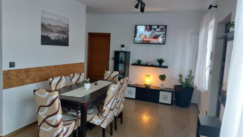 una sala da pranzo con tavolo e sedie di Anno Apartman a Balatonföldvár