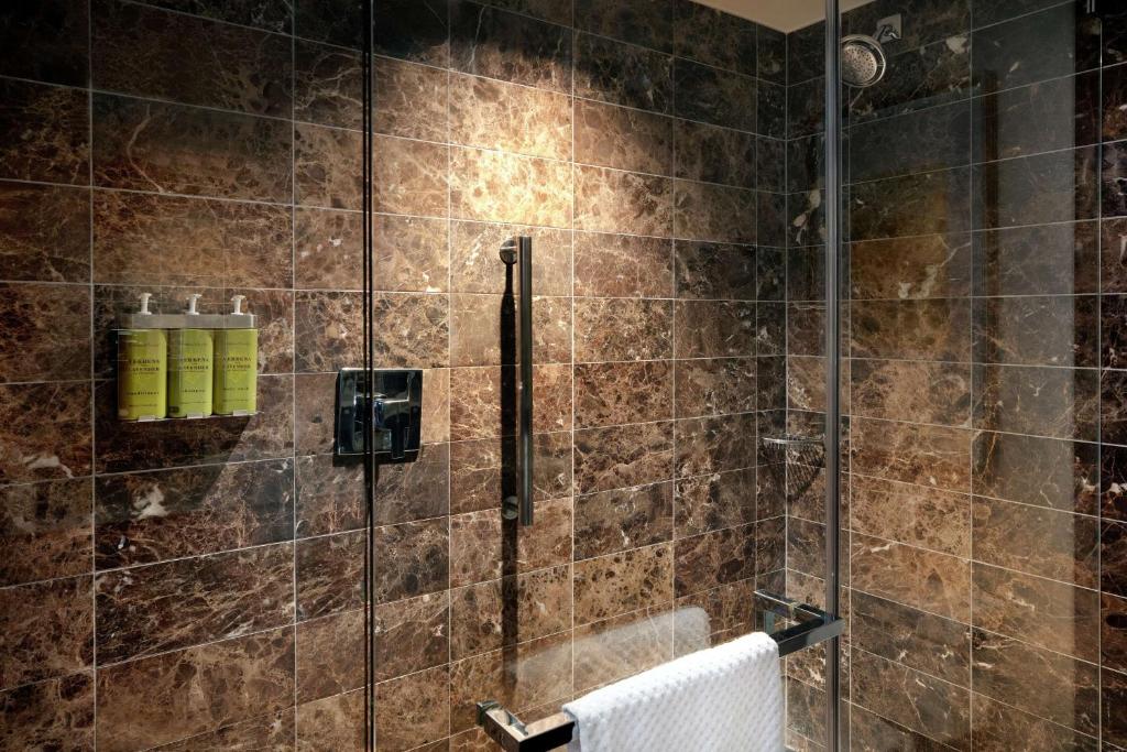 Hilton McLean Tysons Corner - (王シャン) テヤ の 王 で あ る .)