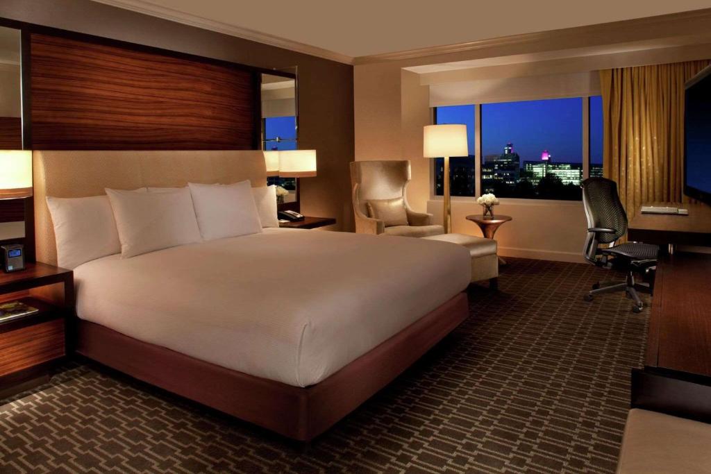 Hilton McLean Tysons Corner - マクナテ の 王 マンナ を も っ て , い と 高 き 者 .