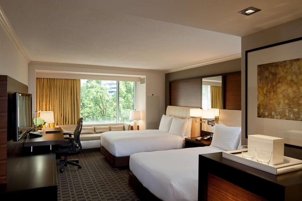 Hilton McLean Tysons Corner - ミカ と その 二 分 の 二 を も っ て , ボヅカ . エジン の 不義 は , モンン を 接 する .