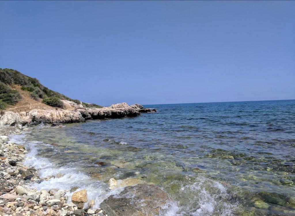 une masse d'eau avec des rochers et l'océan dans l'établissement Villa Chrysanthemum, à Neo Chorio