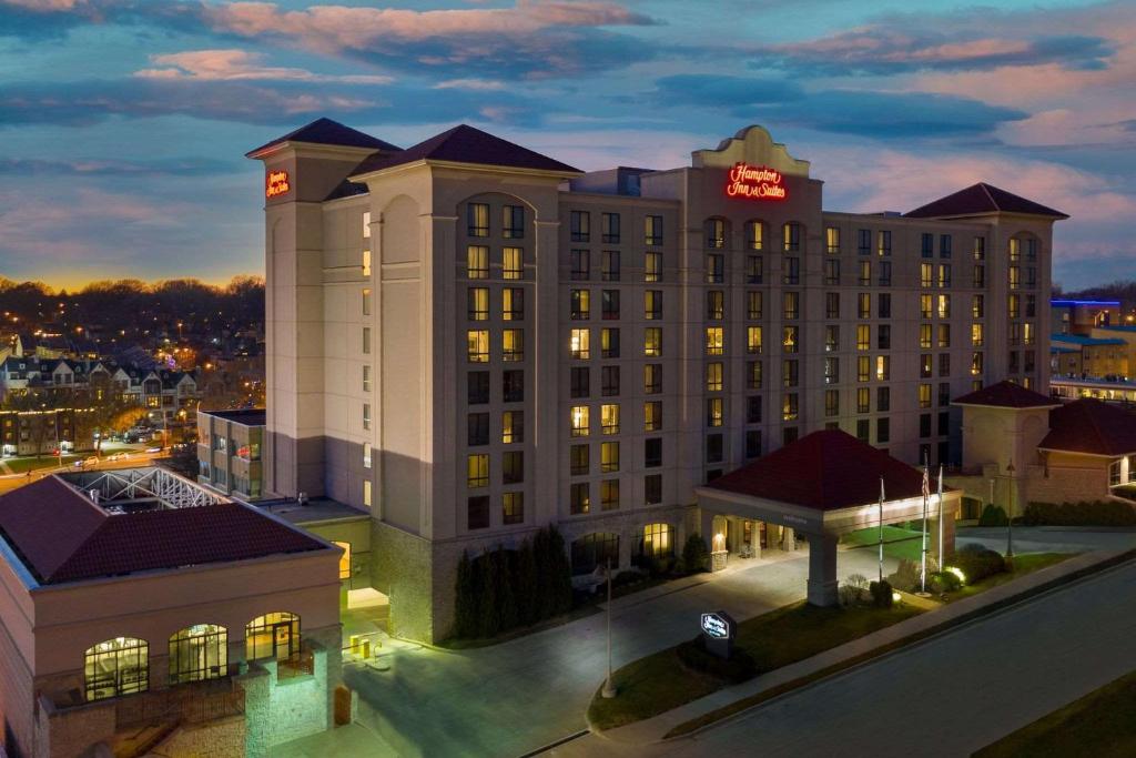 a rendering of a hotel at night at Hampton Inn & Suites Country Club Plaza in Kansas City