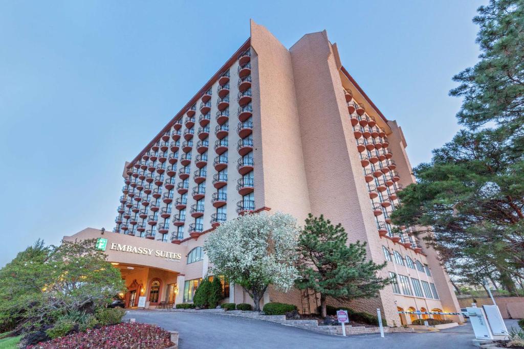 a hotel with a large building in front of a street at Embassy Suites by Hilton Kansas City Plaza in Kansas City