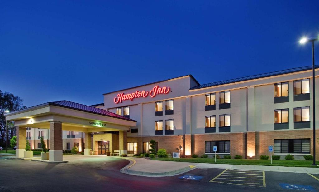 um hotel com um sinal que readsvation inn em Hampton Inn Kansas City-Lee's Summit em Lees Summit