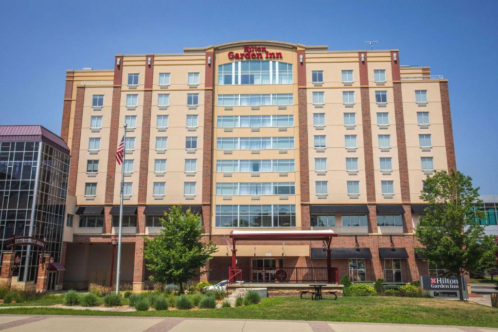 un gran edificio con un cartel encima en Hilton Garden Inn Mankato Downtown, en Mankato