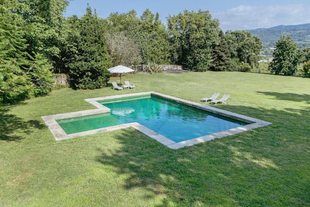 una vista aérea de una piscina en un patio en Cottage São Veríssimo, 