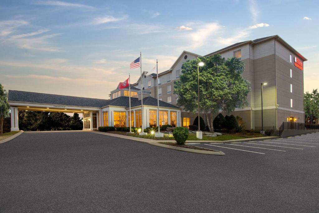 uma renderização da frente de um hotel com estacionamento em Hilton Garden Inn Nashville Smyrna em Smyrna