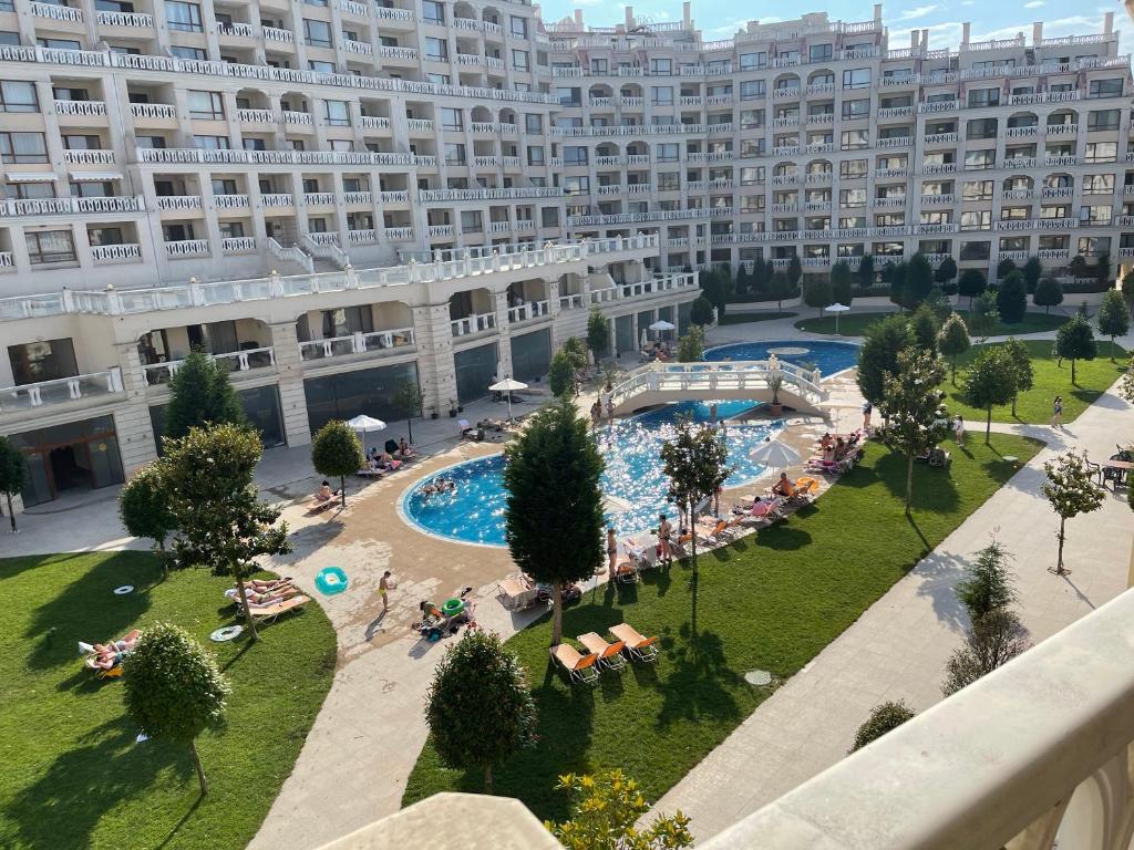 einen externen Blick auf ein großes Gebäude mit einem Pool in der Unterkunft Seaside Serenity - luxurious beach-front apartment with a refreshing pool in Warna