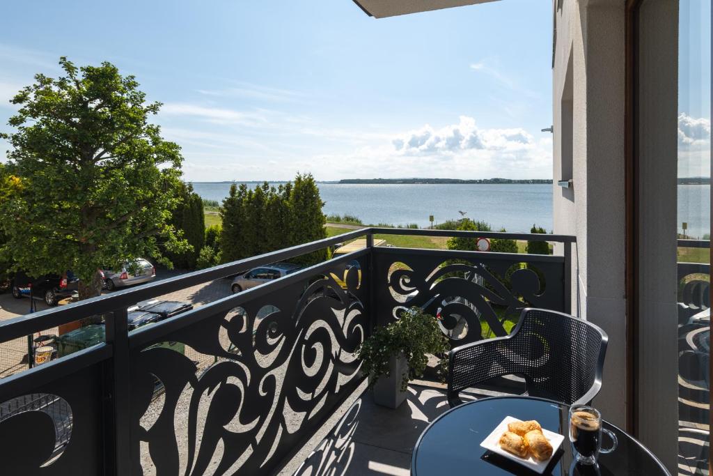 SOLEK, Apartamenty hotelowe i pokoje gościnne ze śniadaniem, przyjazne zwierzętom, wyjątkowe, z widokiem na Jezioro Jamno i w bardzo bliskiej odległości od morza - 16