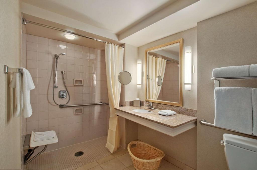 Hilton Madison Monona Terrace - King Room With Roll-In Shower - Mobility Access