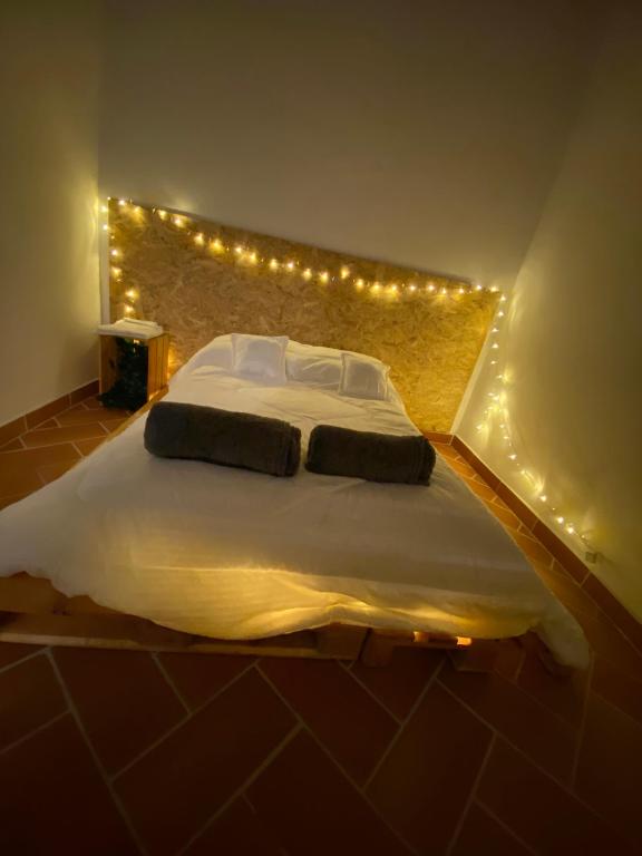 Postel nebo postele na pokoji v ubytování banana hostel