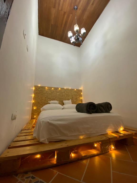 Postel nebo postele na pokoji v ubytování banana hostel