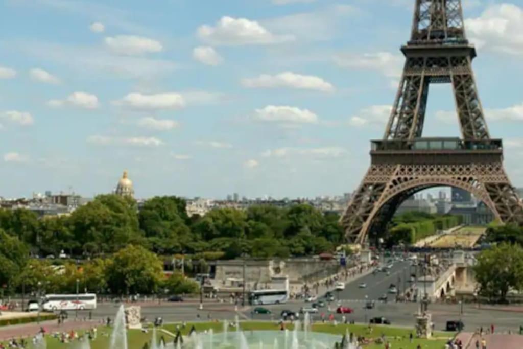 uma vista para a torre Eiffel em Paris em Appartement Calme, lumineux, Terasse proche Paris em Sceaux