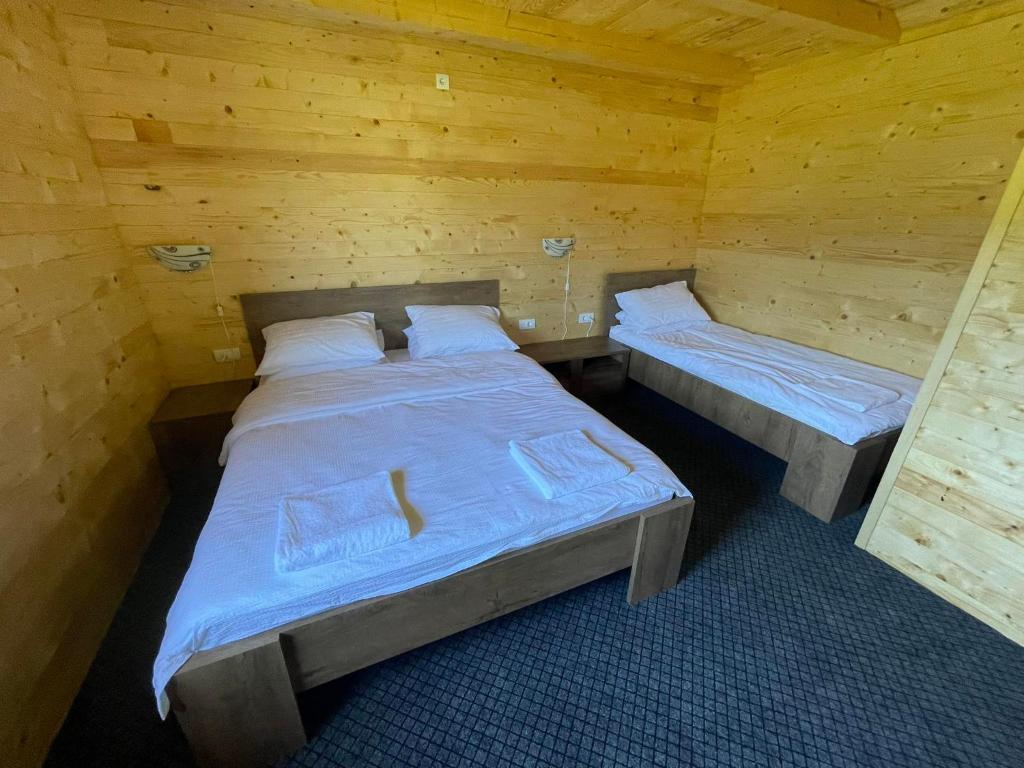 Habitación con 2 camas en una cabaña de madera en Etno zona Oaza mira en Donji Vakuf