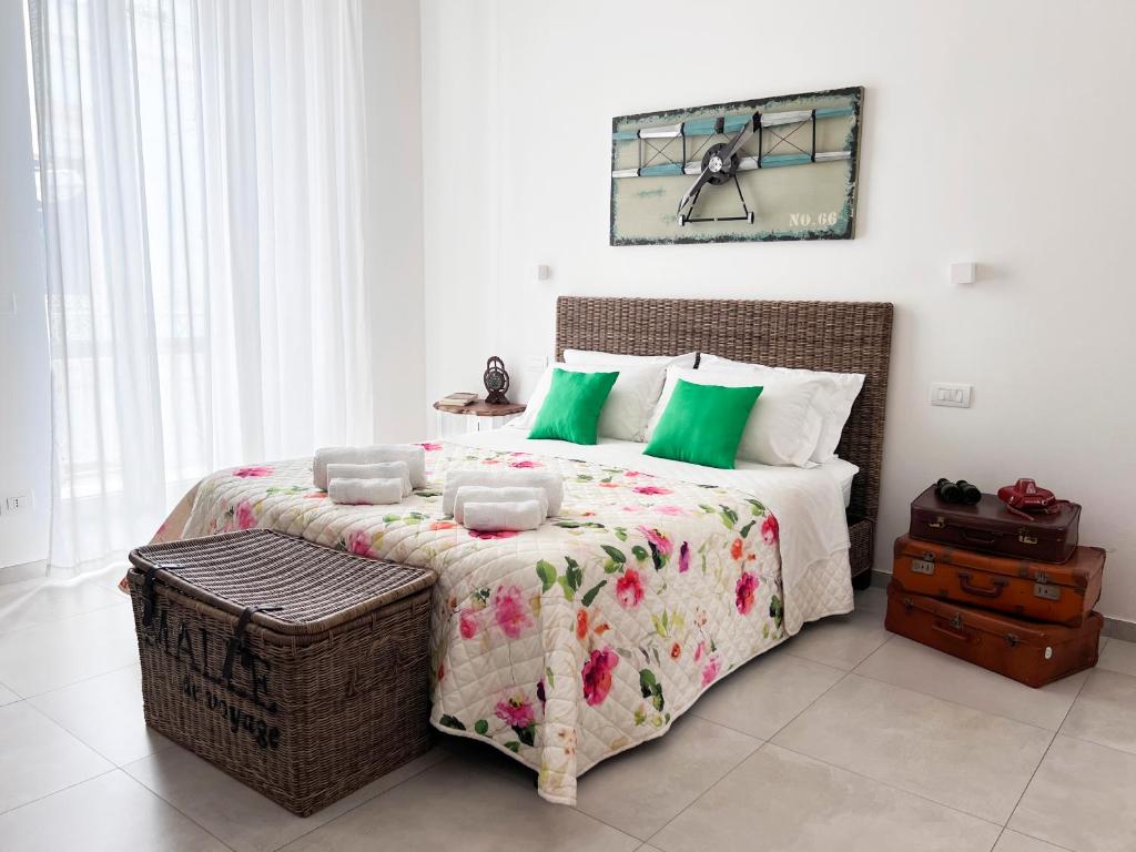 1 dormitorio con 1 cama grande con almohadas verdes en TornaRé, en Trani