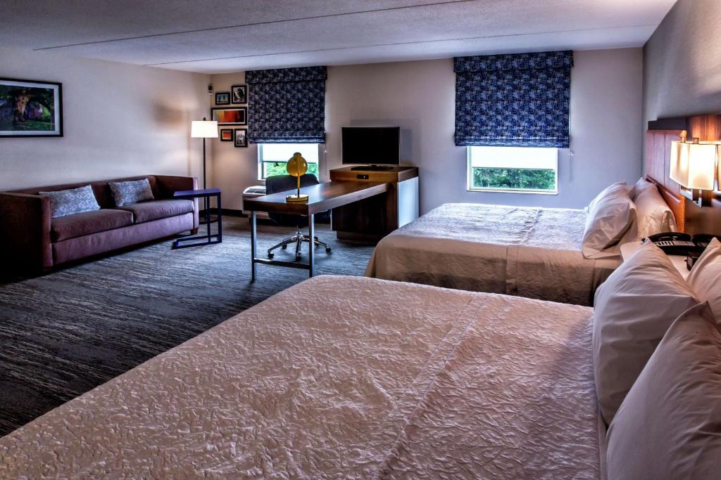 Hampton Inn & Suites Staten Island - Suite Queen Studio Con Dos Camas Queen Y Sofá Cama - No Fumadores