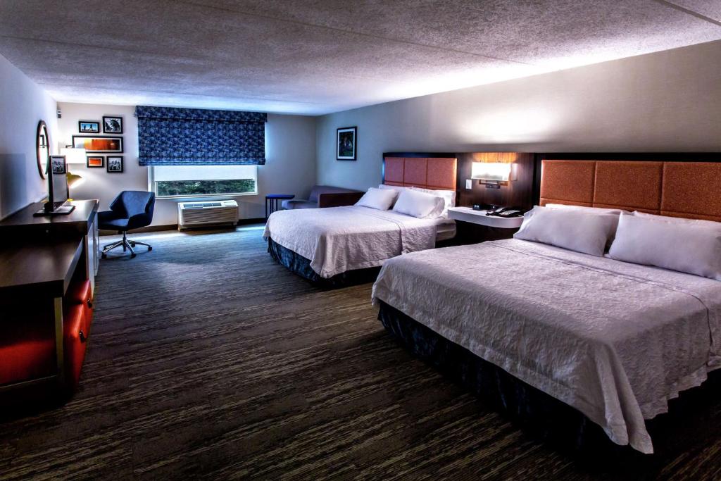 Hampton Inn & Suites Staten Island - Habitación Queen Con Dos Camas Queen Y Ducha Roll-In - Movilidad Y Acceso A La Audición / No Fumadores