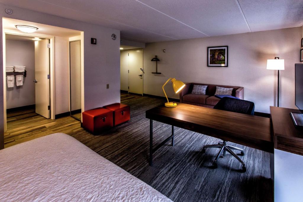 Hampton Inn & Suites Staten Island - King Studio Con Ducha Roll-In - Movilidad Y Acceso A La Audición / No Fumadores