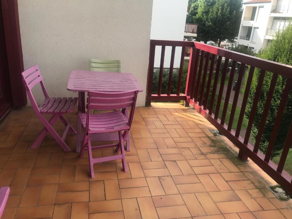 サン・ジャン・ド・リュズにあるPort nivelle IBAIANの紫色のテーブルと椅子が備わるバルコニー