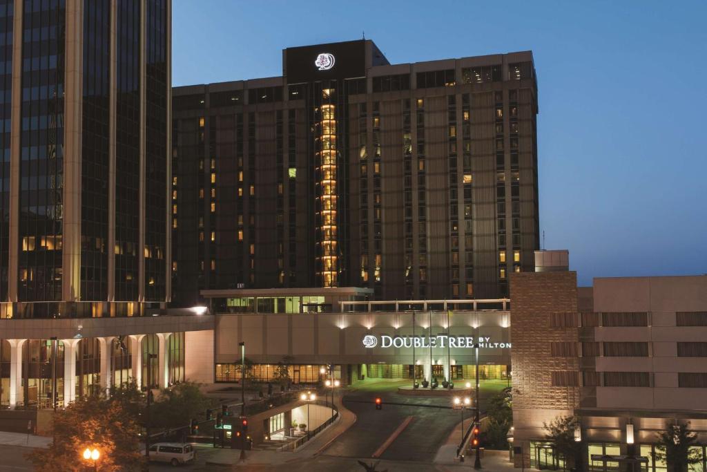 un grande edificio con un orologio sopra di DoubleTree by Hilton Hotel & Executive Meeting Center Omaha-Downtown a Omaha