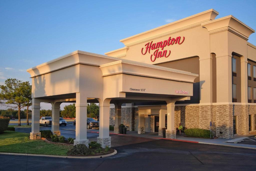 a shopping mall with a sign on the front of it at Hampton Inn Oklahoma City/Yukon in Yukon