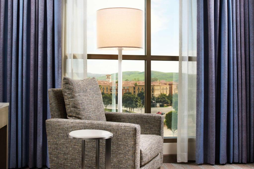 Posezení v ubytování DoubleTree by Hilton Irvine Spectrum