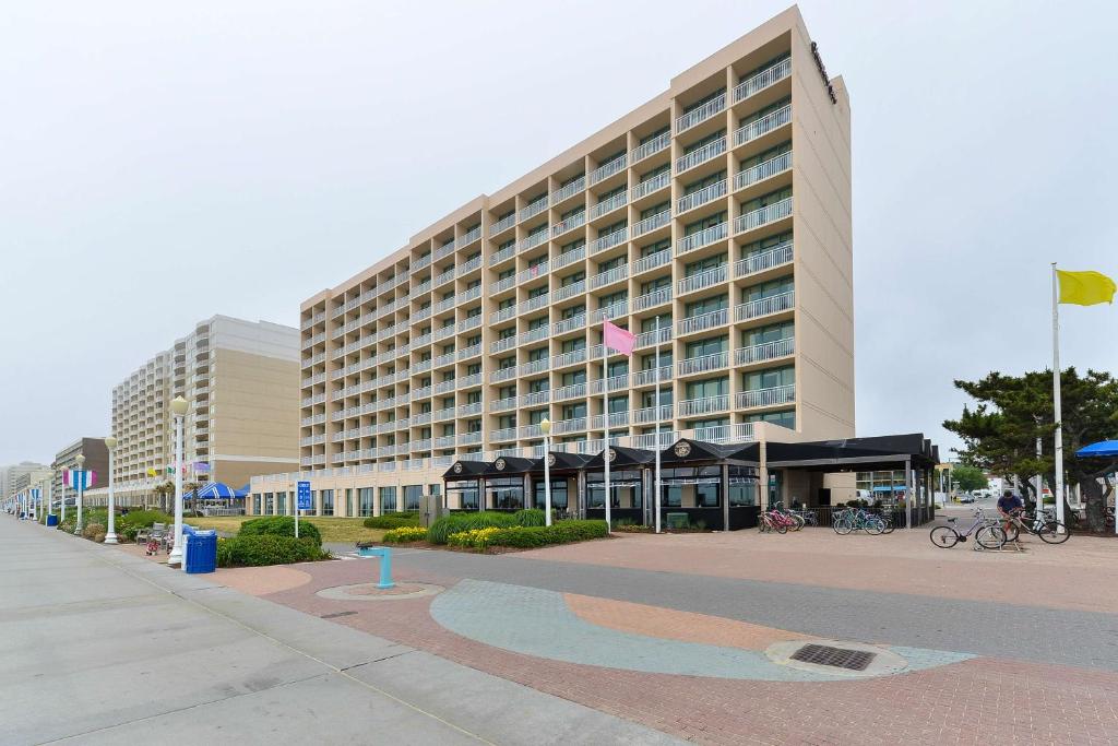 un grand bâtiment d'hôtel avec une rue en face dans l'établissement Hampton Inn Virginia Beach-Oceanfront South, à Virginia Beach