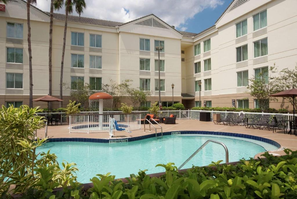 uma imagem de uma piscina num hotel em Hilton Garden Inn Orlando Airport em Orlando