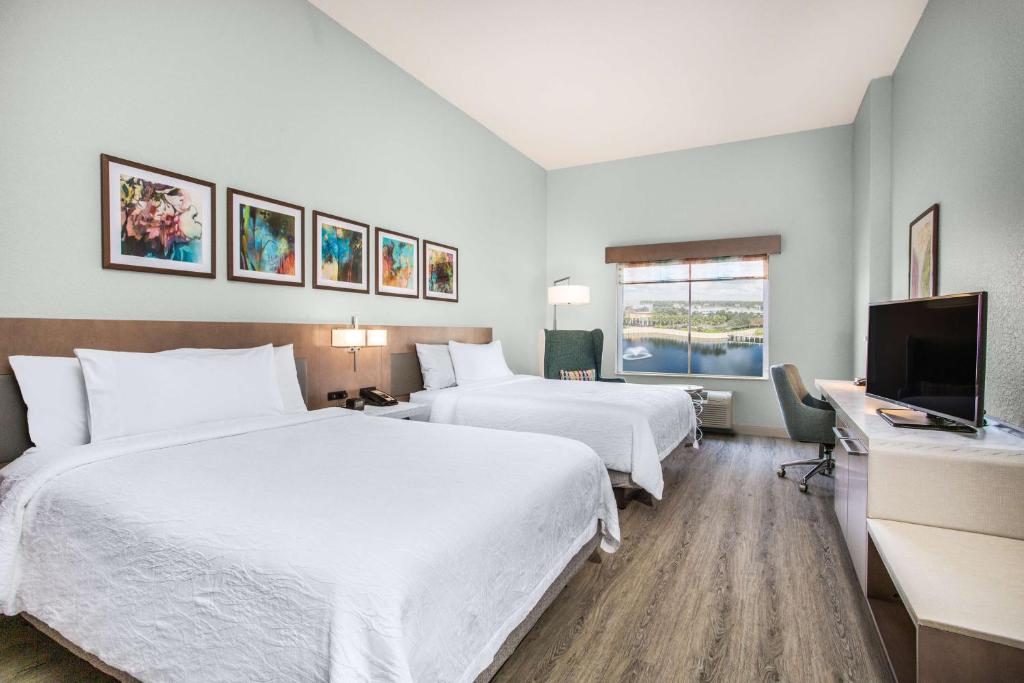 Hilton Garden Inn Palm Beach Gardens - Queen Room Met Twee Queen Bedden En Lake View