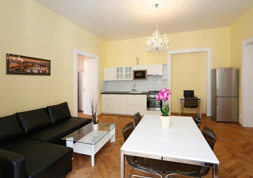 sala de estar con sofá negro y mesa blanca en Apartment near the Charles Bridge, en Praga