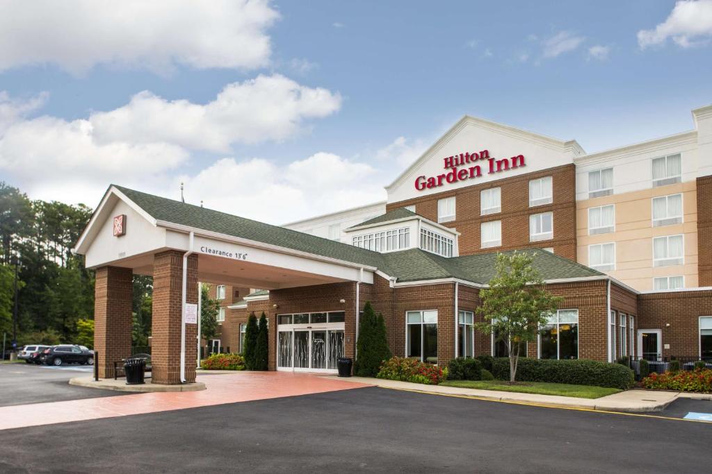 a front view of a hotel garden inn at Hilton Garden Inn Hampton Coliseum Central in Hampton