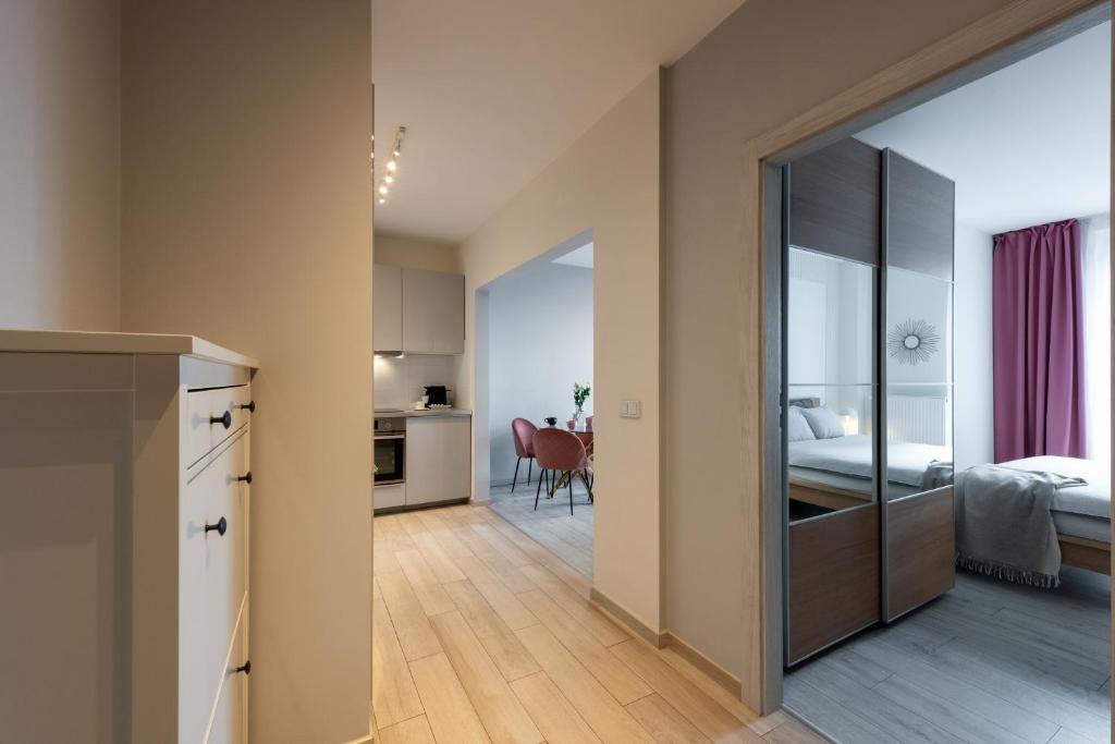 Posteľ alebo postele v izbe v ubytovaní apartamenty-wroc Atal Towers