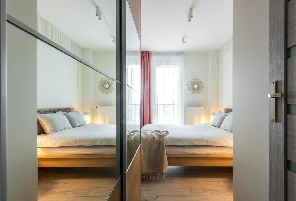 Posteľ alebo postele v izbe v ubytovaní apartamenty-wroc Atal Towers