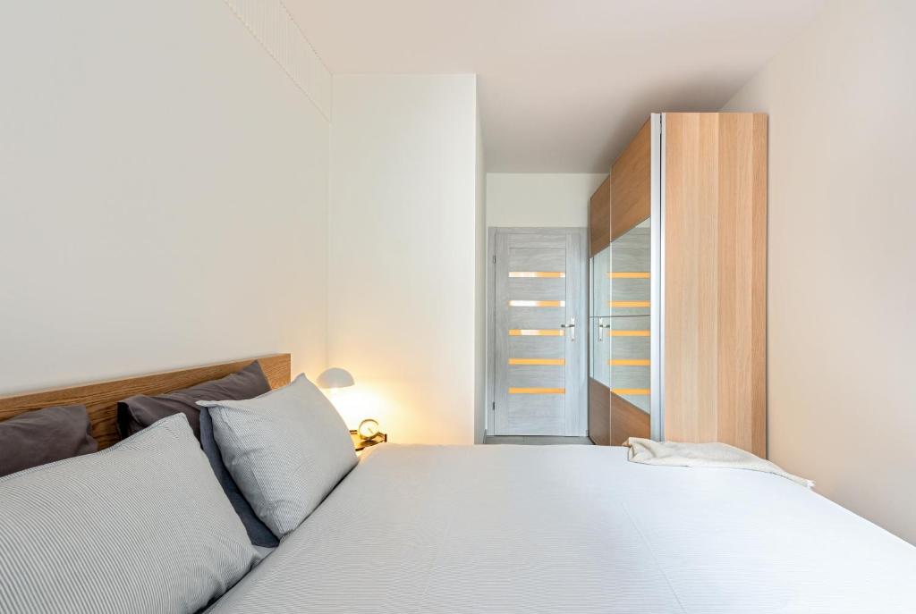 Posteľ alebo postele v izbe v ubytovaní apartamenty-wroc Atal Towers