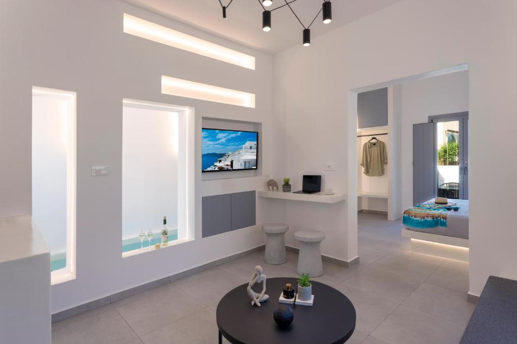 フィラにあるLinea Luxury Suitesの白い壁と窓のあるリビングルーム