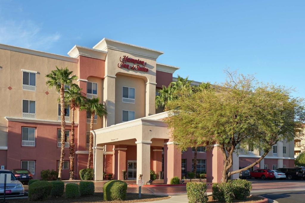 eine Darstellung der Vorderseite eines Hotels in der Unterkunft Hampton Inn & Suites Phoenix-Surprise in Surprise