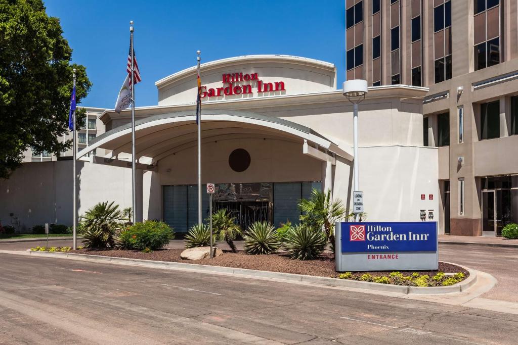 ein amerikanisches Hotel mit einem Schild davor in der Unterkunft Hilton Garden Inn Phoenix Midtown in Phoenix