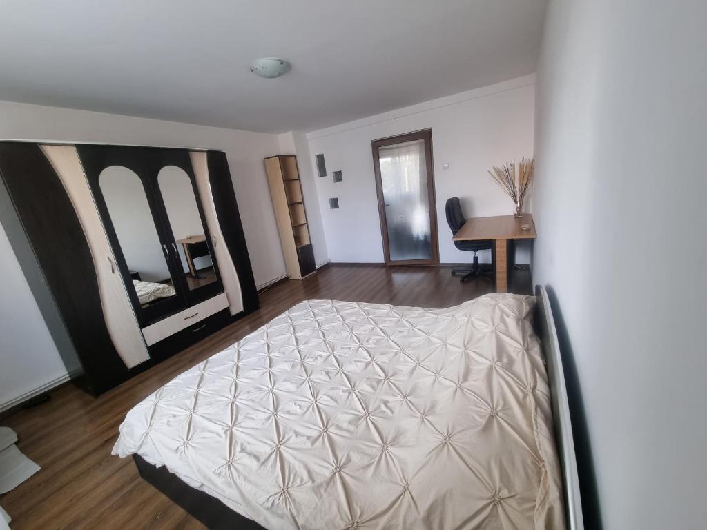 um quarto com uma cama e três espelhos grandes em Apartament central em Piteşti