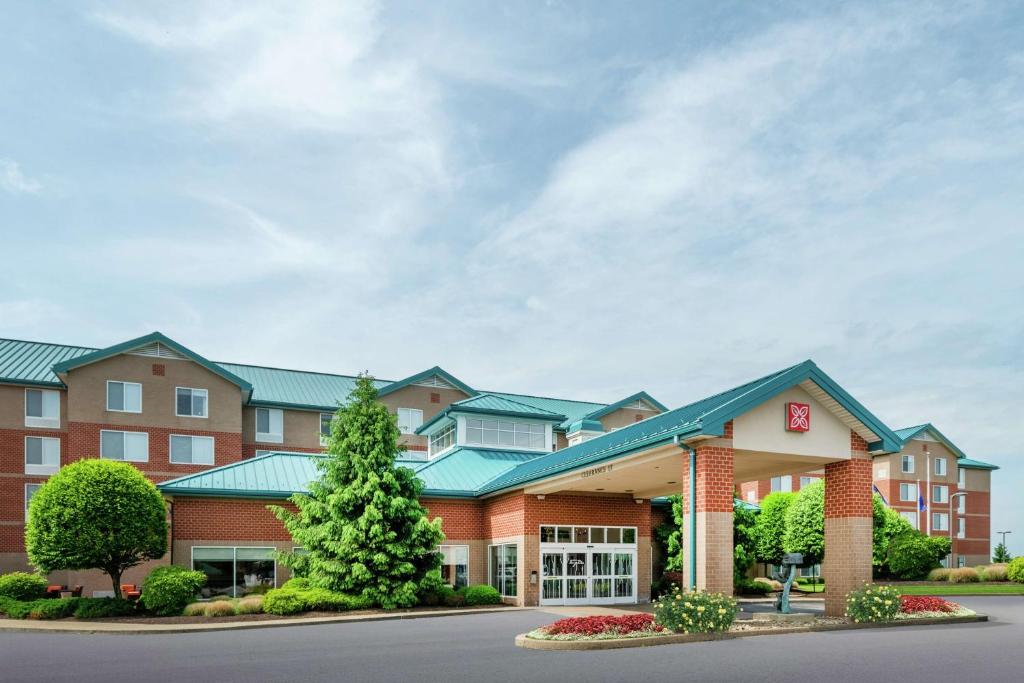 una representación de un hotel con un edificio en Hilton Garden Inn Pittsburgh/Southpointe en Canonsburg