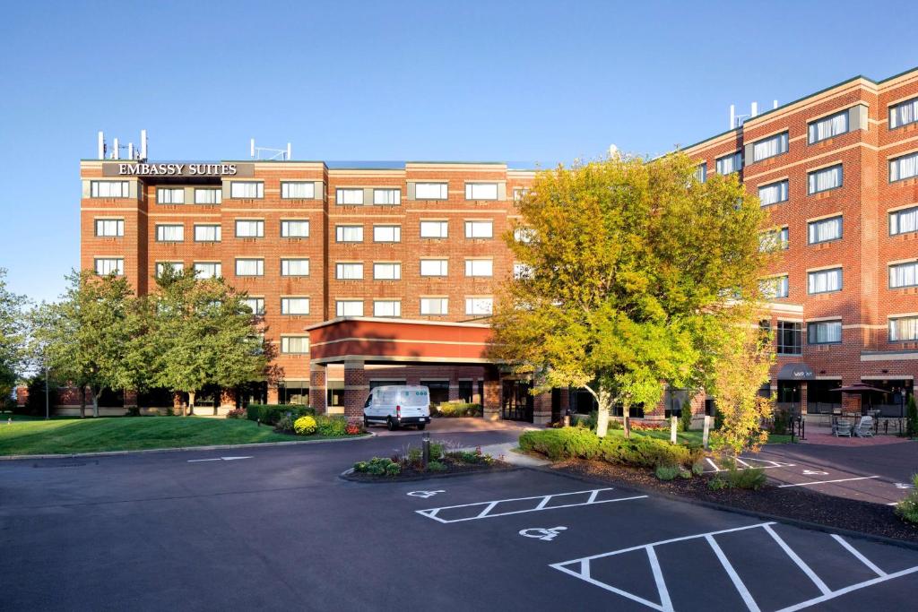 um parque de estacionamento em frente a um grande edifício em Embassy Suites by Hilton Portland Maine em Portland