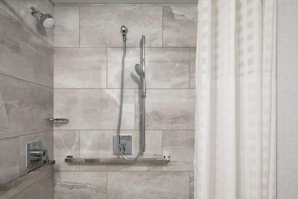 Embassy Suites by Hilton Portland Maine - Queen Suite - Accès Au Handicap