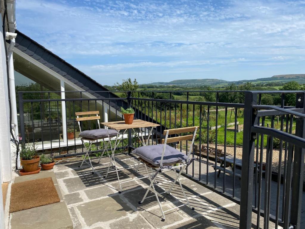 eine Terrasse mit 2 Stühlen und einem Tisch auf dem Balkon in der Unterkunft Swallows Drift in Newquay